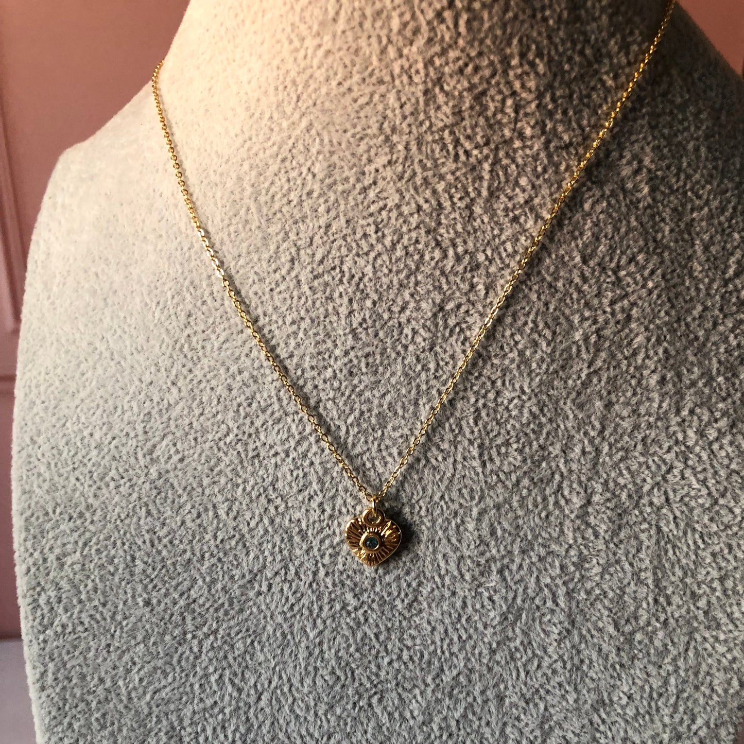 Collar corazón con rayas y piedra azul
