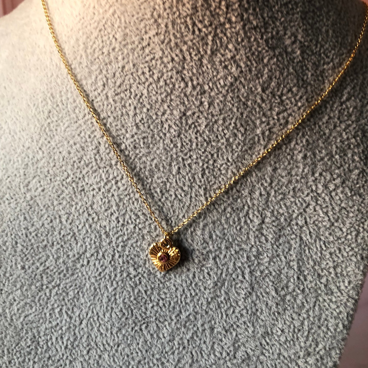 Corazón con rayas y piedra rosa