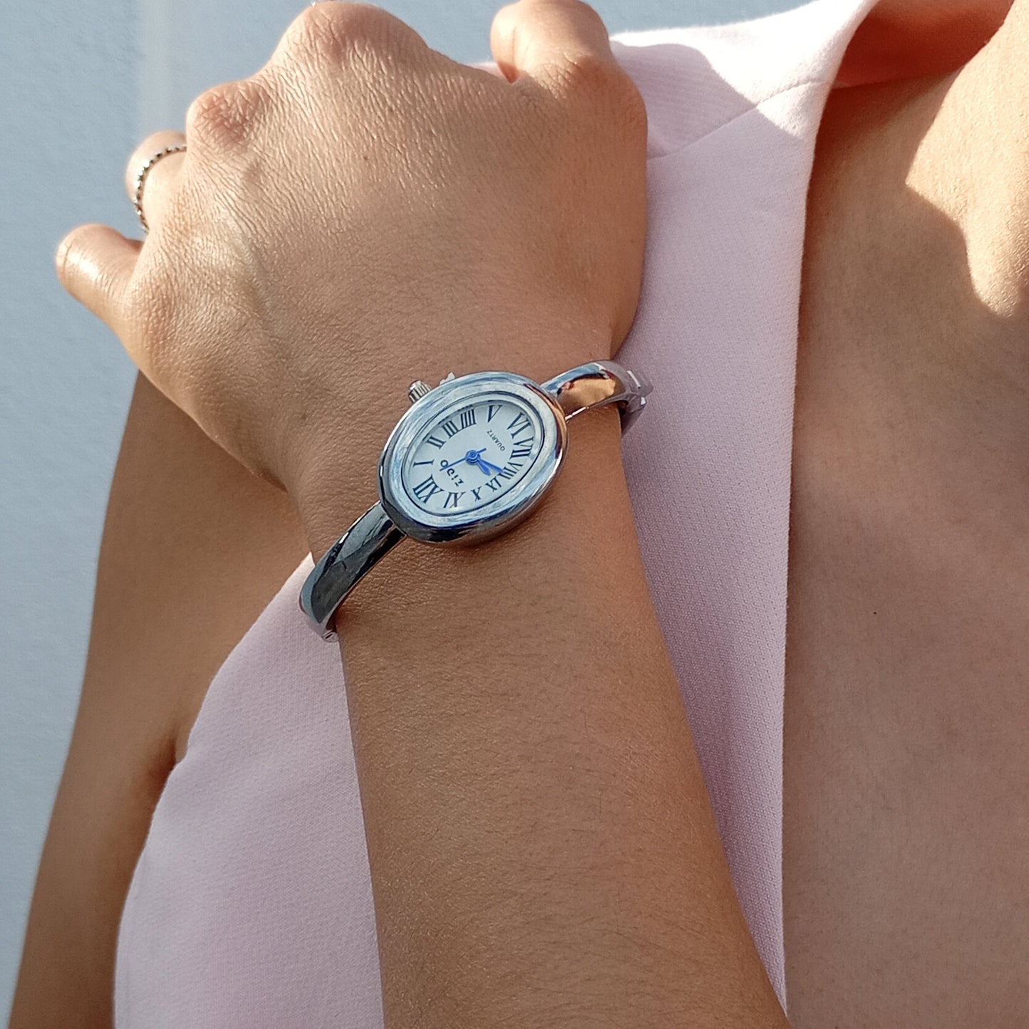 Reloj ovalado plateado