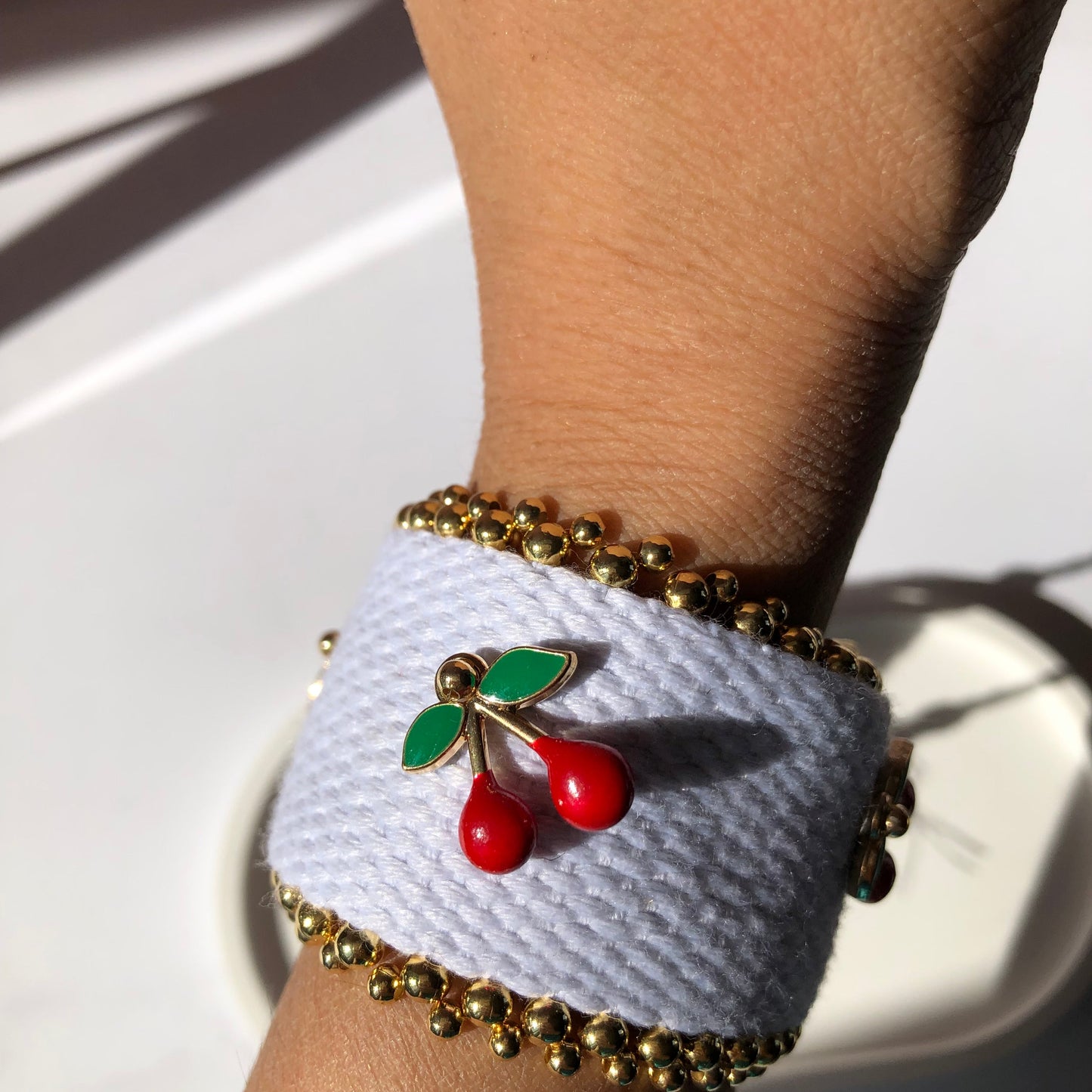 Pulsera tejida ajustable blanca con cerezas 🍒