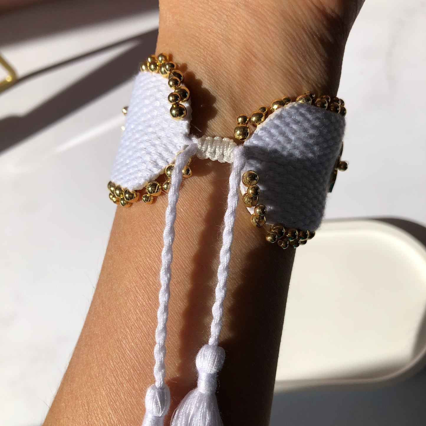 Pulsera tejida ajustable blanca con cerezas 🍒