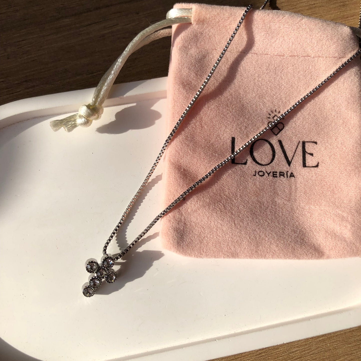 Collar con cruz plateada