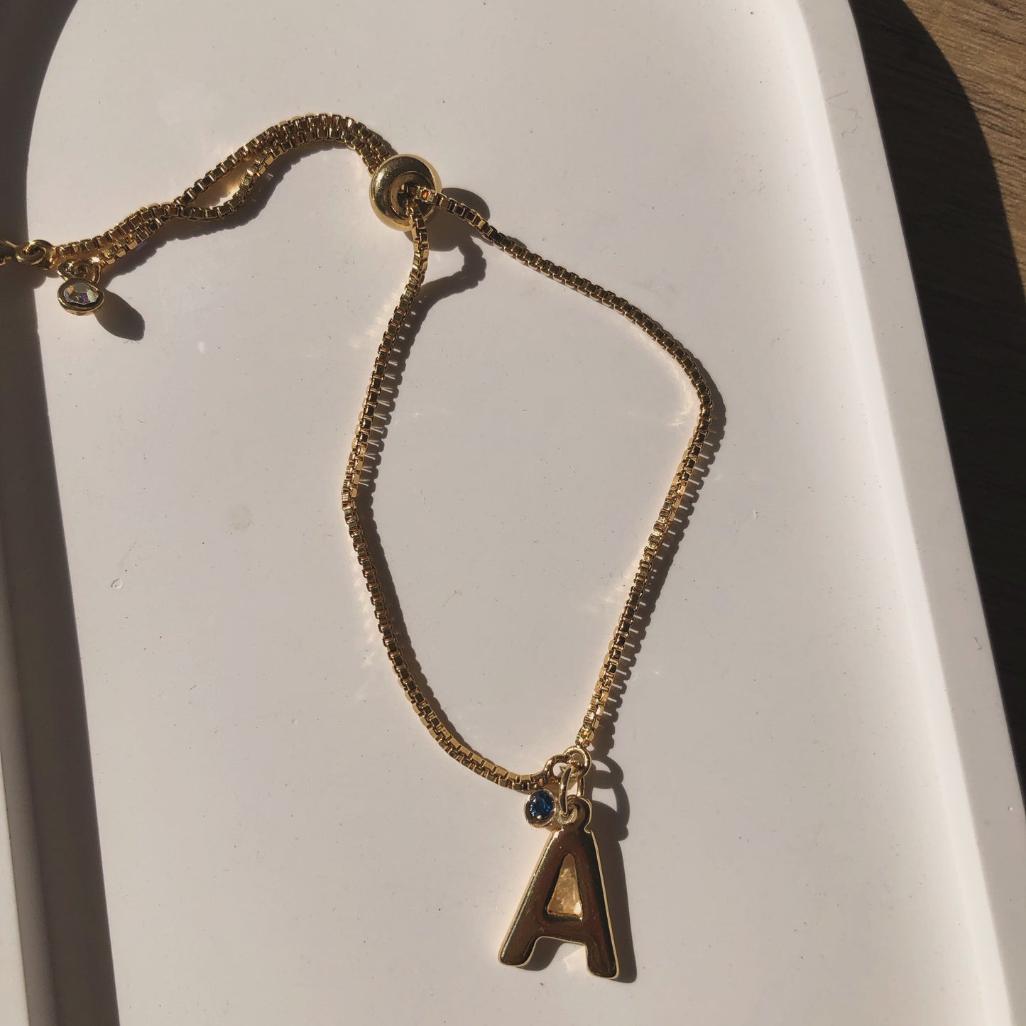 Pulsera con inicial y cristal