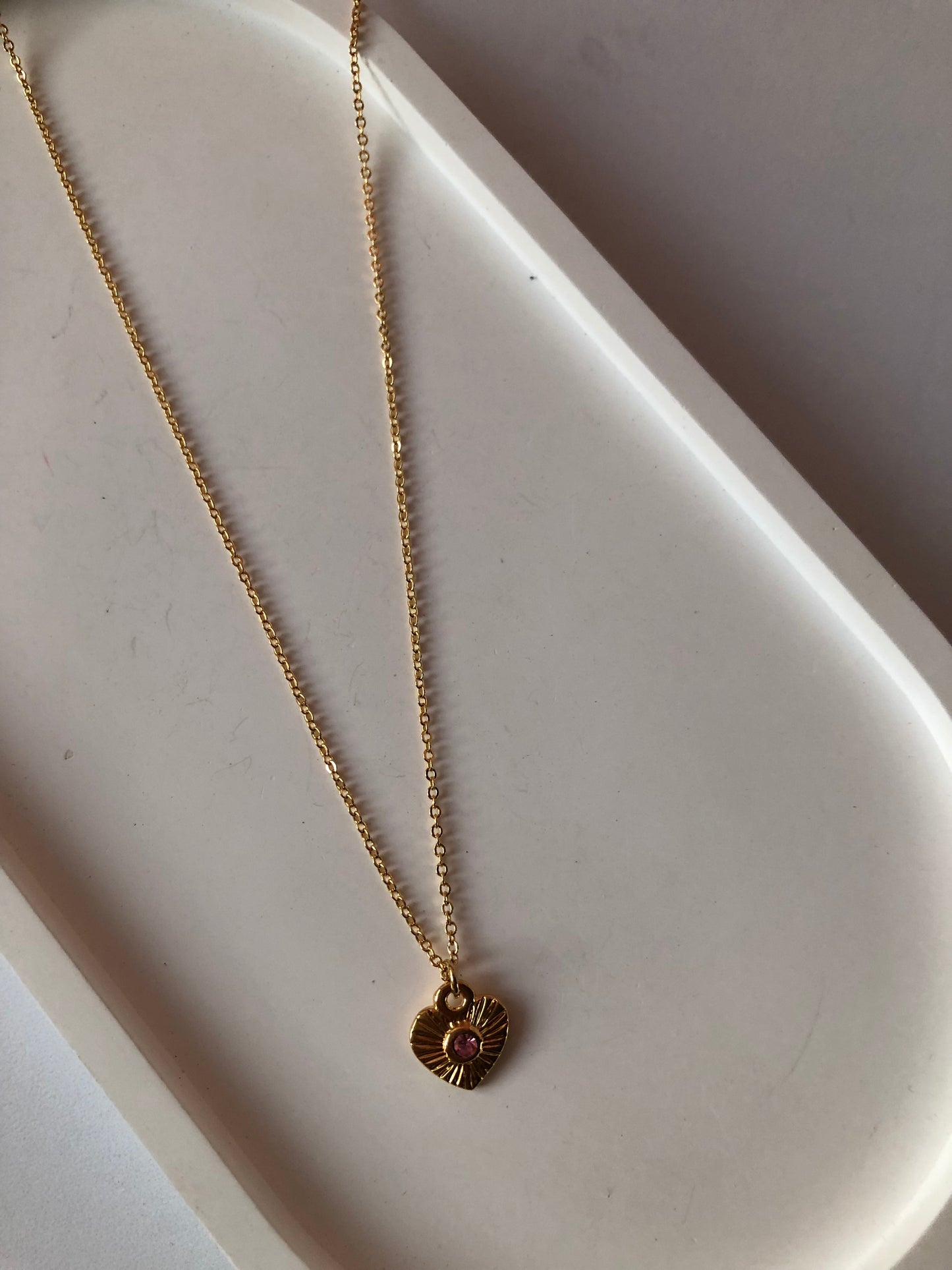 Corazón con rayas y piedra rosa