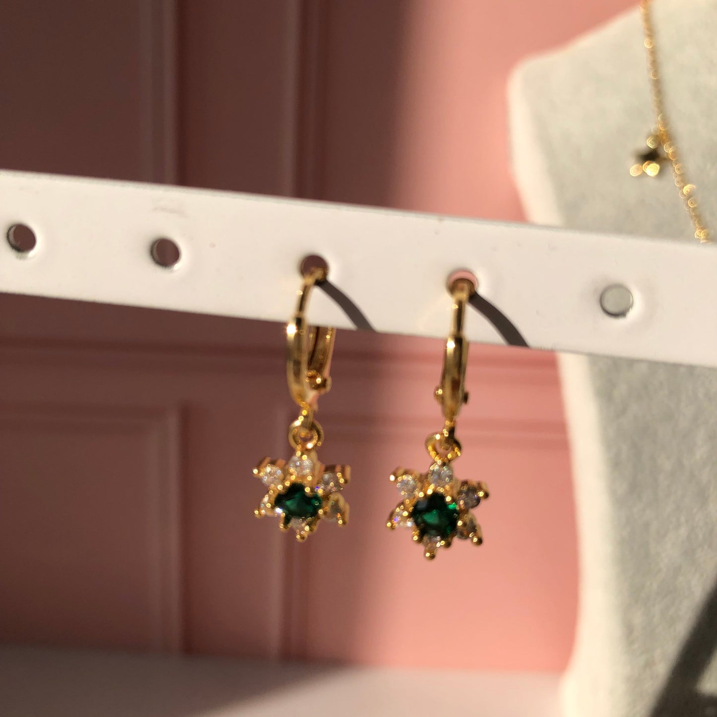 Huggies con flor blanca con verde