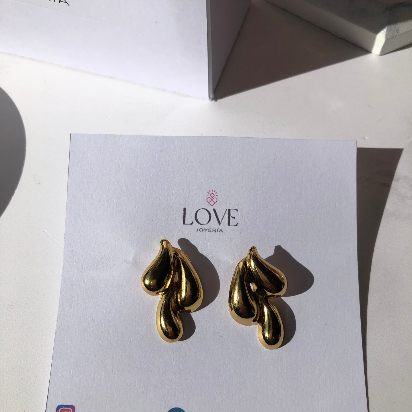 Aretes gotas doradas