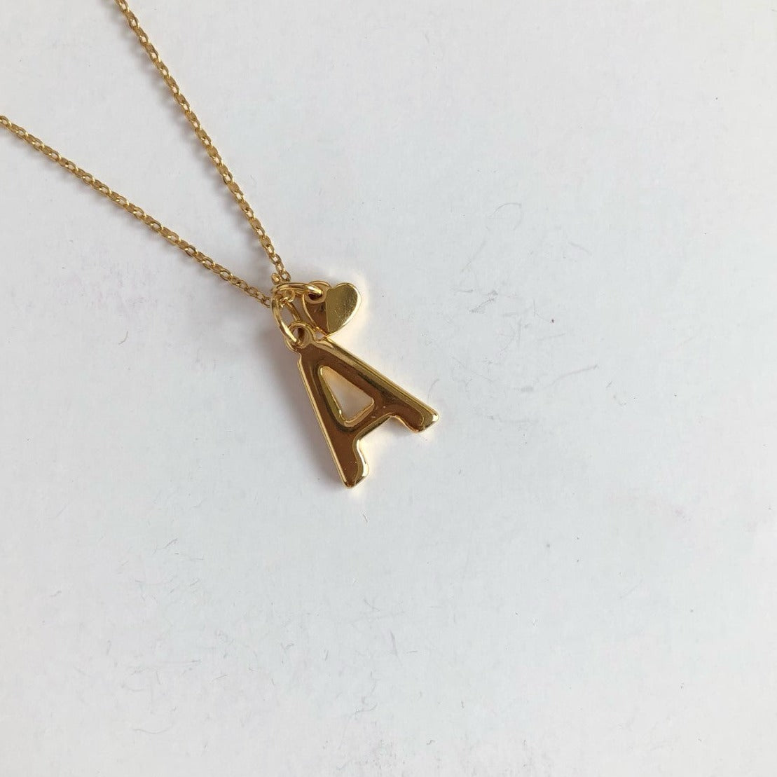 Collar Letra A Mediana con corazón mini