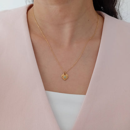 Collar corazón con rayas y piedra azul