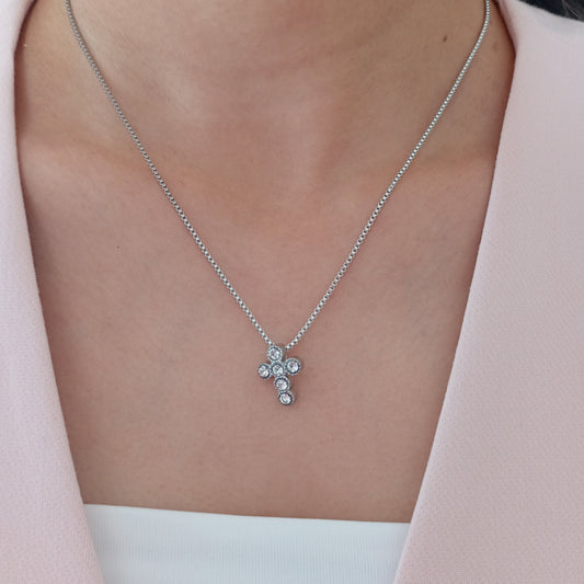 Collar con cruz plateada
