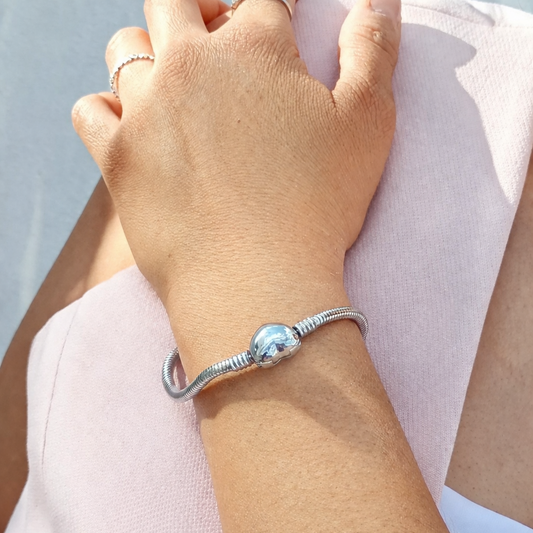 Pulsera tipo pandora plateada con broche de corazón