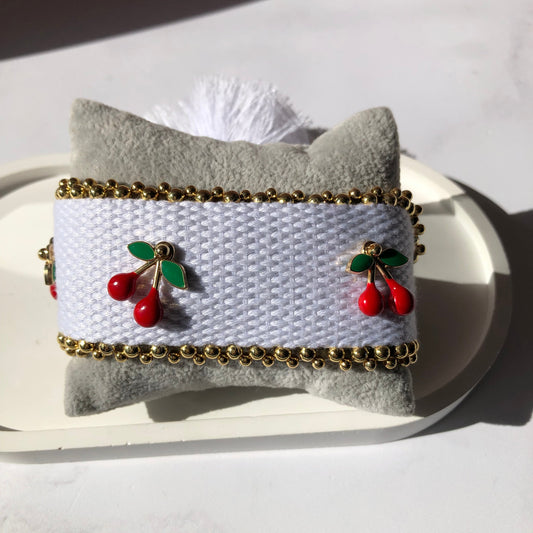 Pulsera tejida ajustable blanca con cerezas 🍒