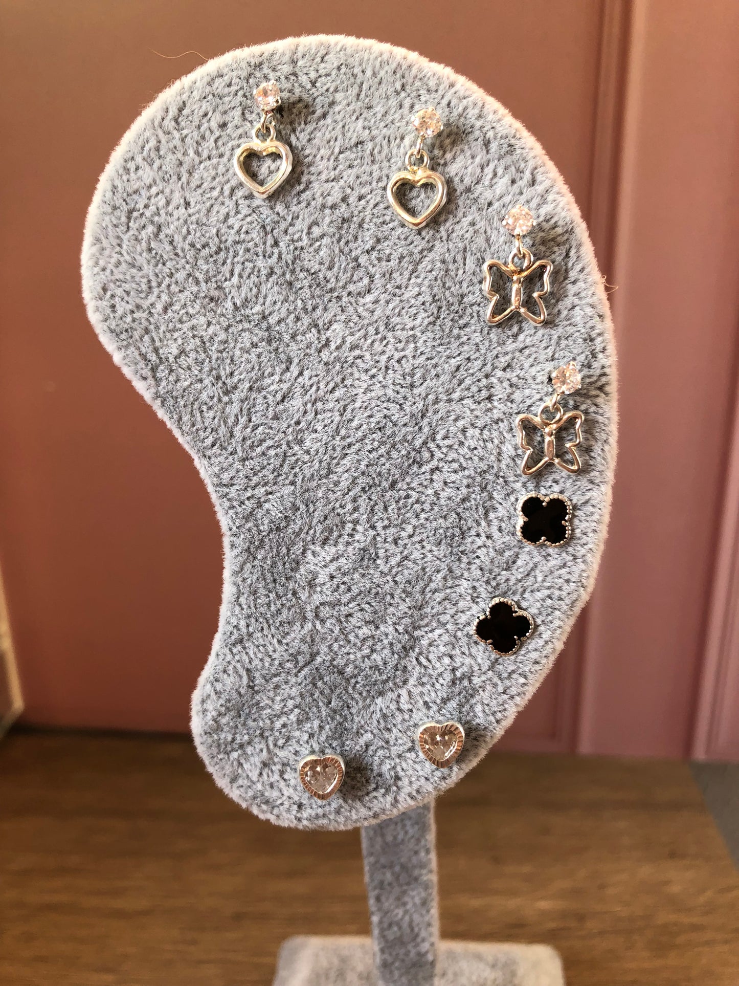 Aretes plata .925 piedrita blanca con mariposas colgando