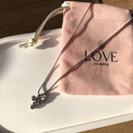 Collar con cruz plateada