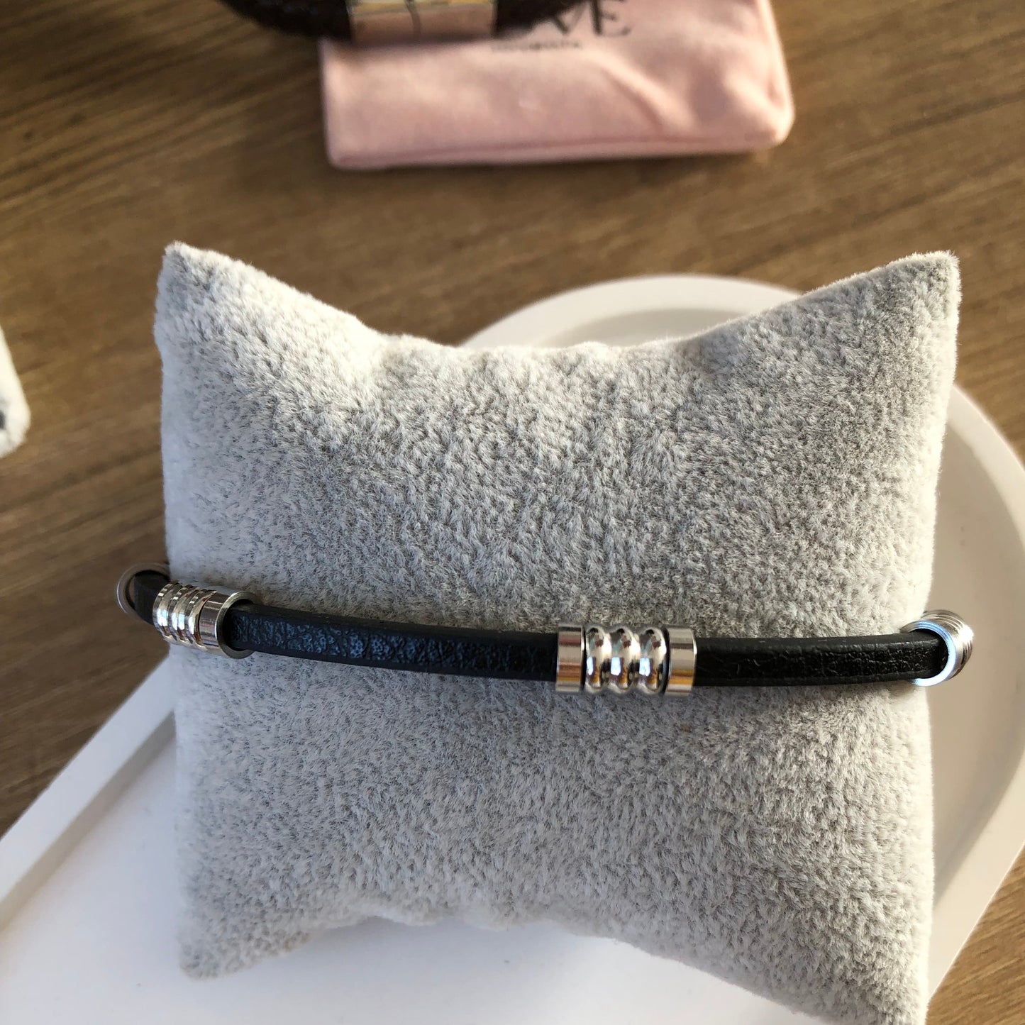 Pulsera piel color negra con balines