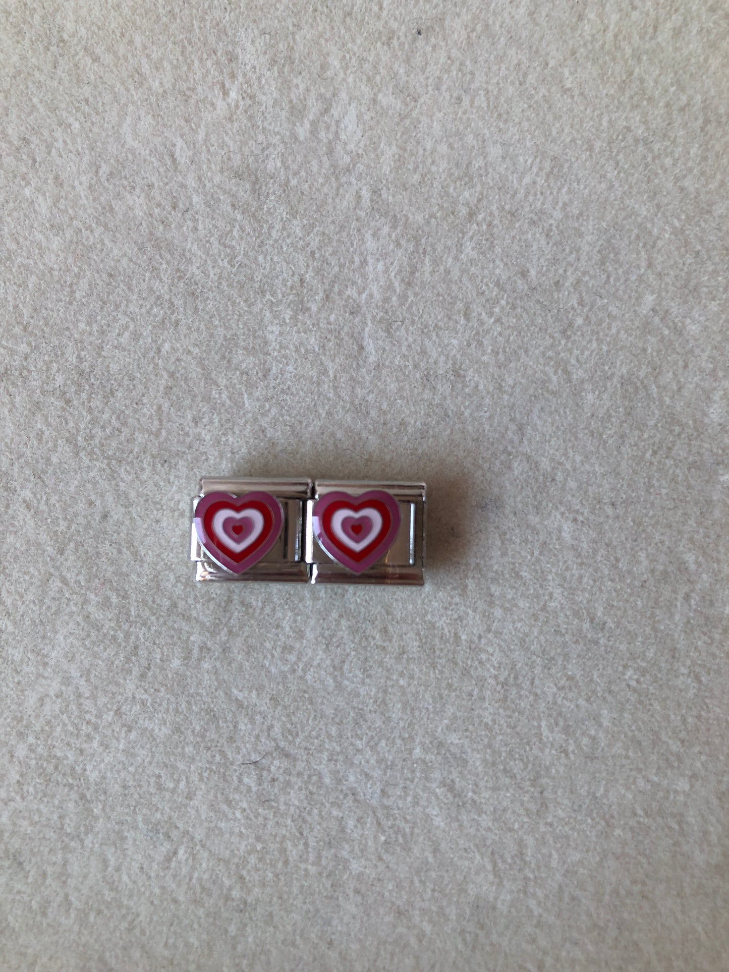 Charm corazón rojo con rosa
