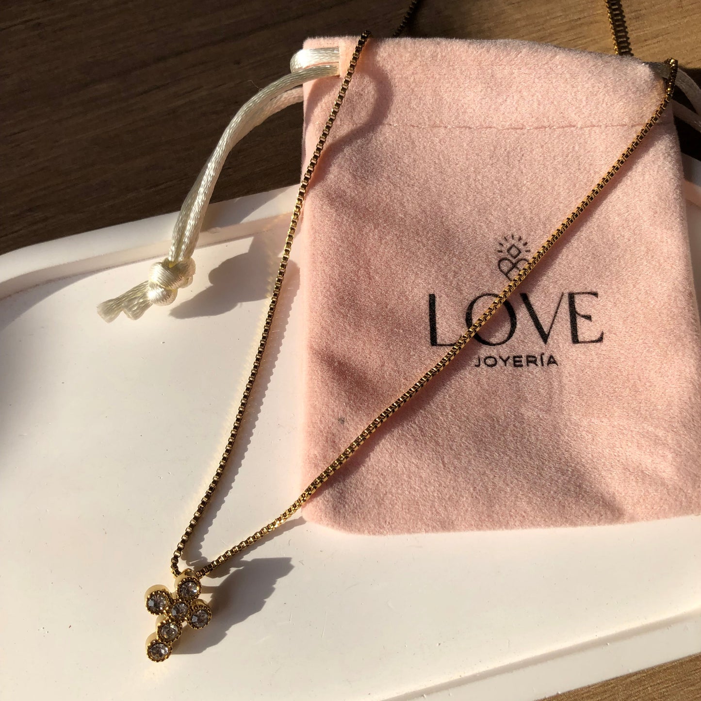 Collar con cruz dorada