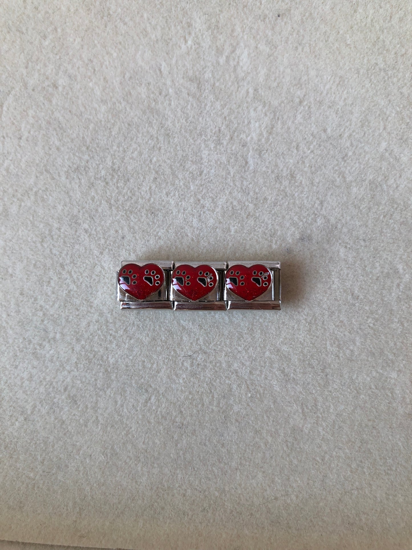 Charm corazón rojo con huellitas