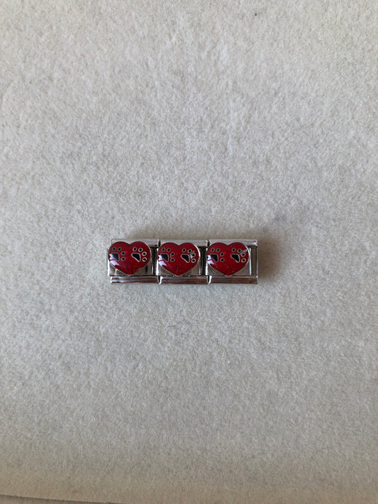 Charm corazón rojo con huellitas