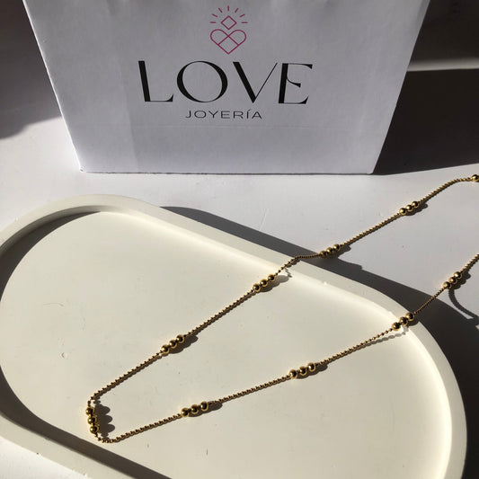 Cadena de bolitas dorada