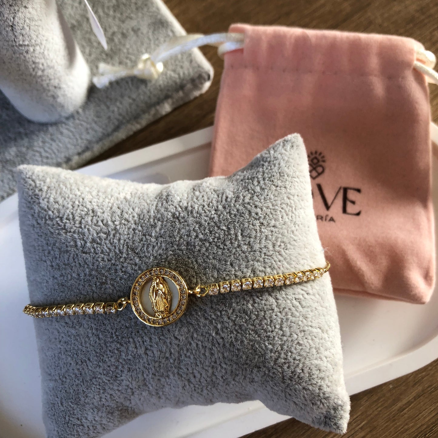 Pulsera ajustable Virgen de Guadalupe con madre perla