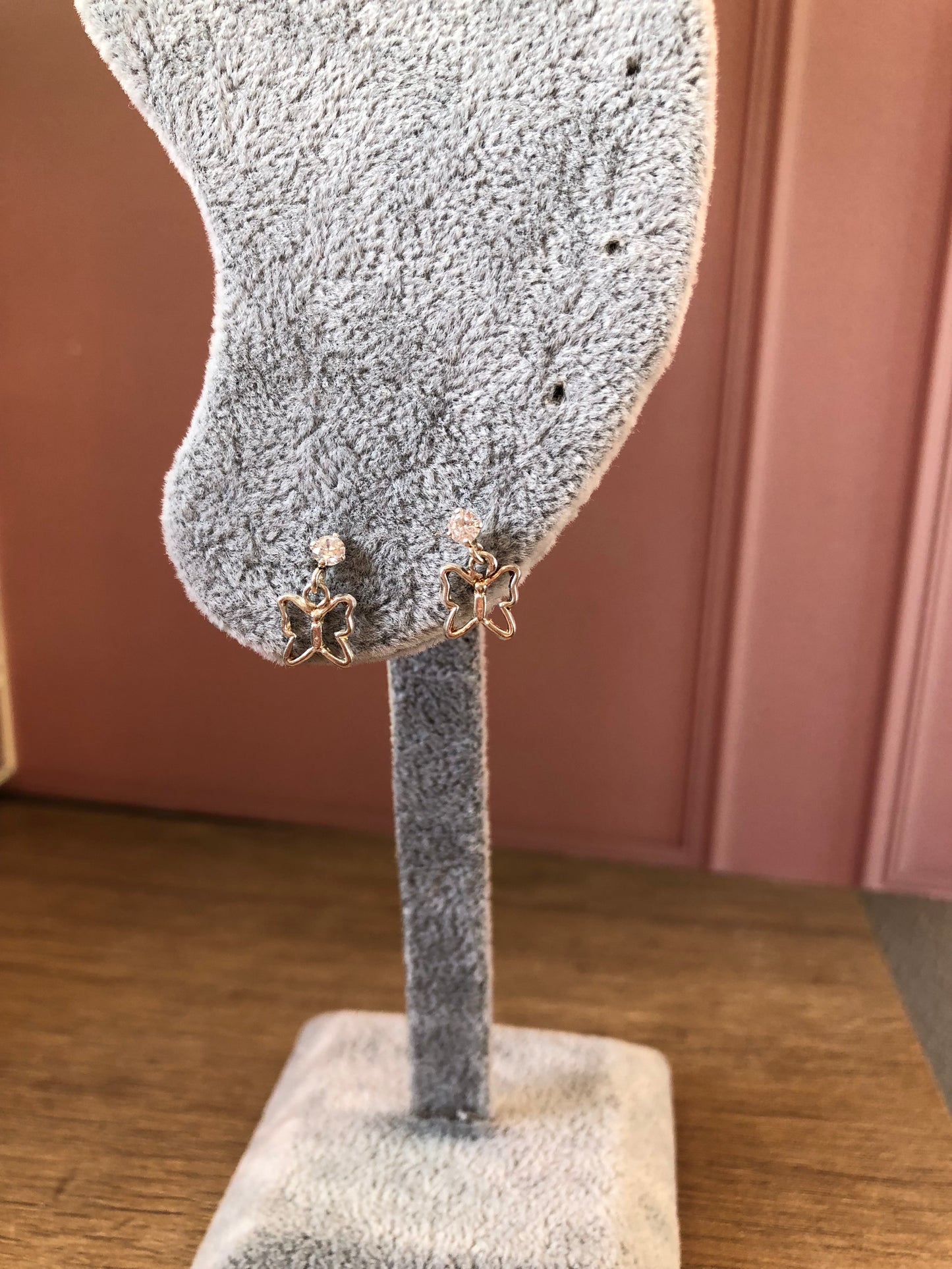 Aretes plata .925 piedrita blanca con mariposas colgando