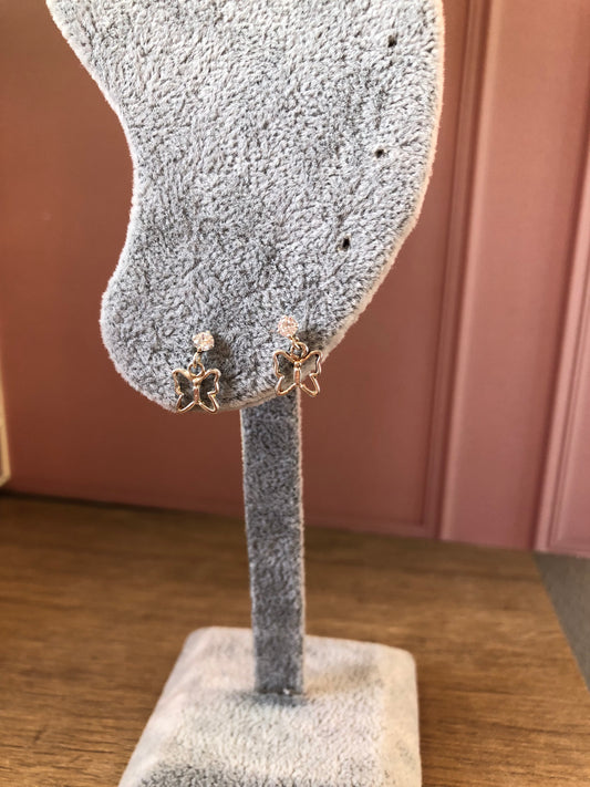 Aretes plata .925 piedrita blanca con mariposas colgando