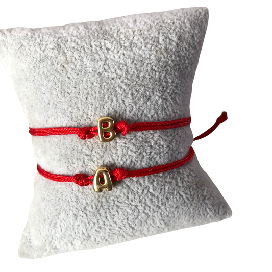 Dúo de pulseras ajustables con inicial