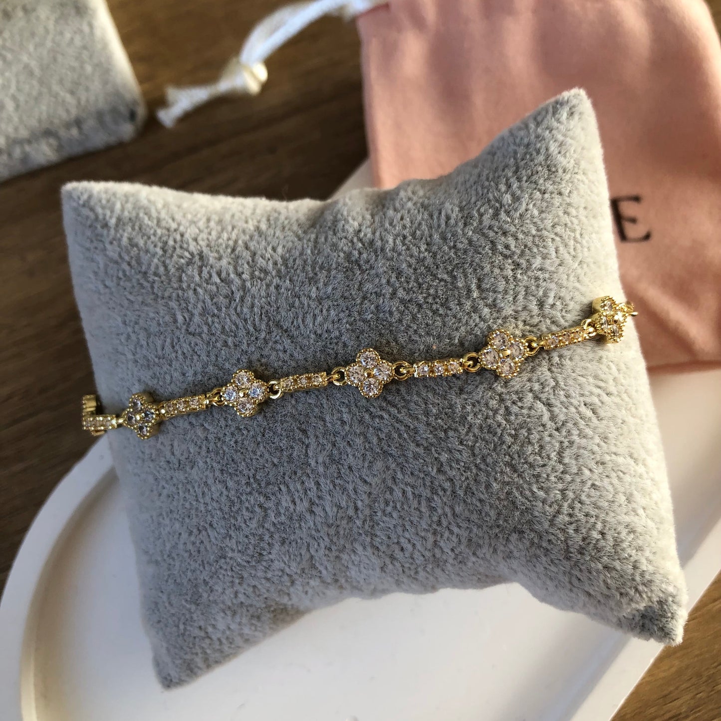 Pulsera ajustable flores con zirconia