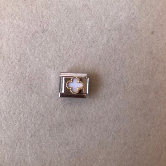 Charm plateado trébol blanco